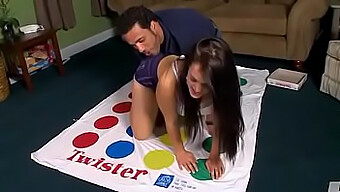 Yaz, La Regina Twister, In Un Video Hot