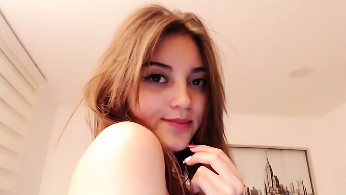 Tiukka Ja Neitsyt: College Tyttö On Webcam Show