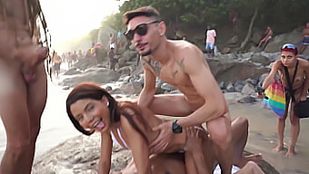 Javni Analni In Joški Bianca Dantas Na Plaži Z Več Partnerji In Gledalci