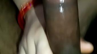 Desi Bhabhi ให้ Blowjob กับความยาวของควยใหญ่