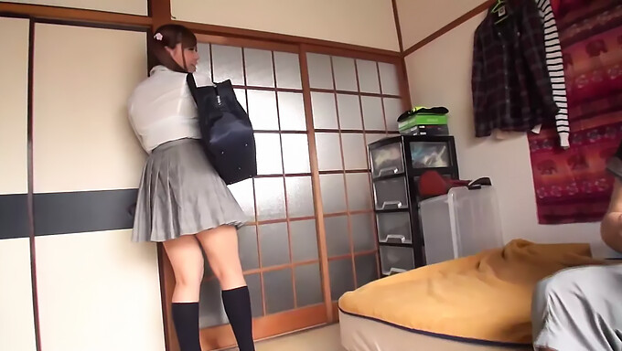 Uma Garota Japonesa De Uniforme Recebe Uma Punheta E Um Boquete.