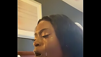 Ebony Amatør Giver En Sjusket Blowjob På Webcam