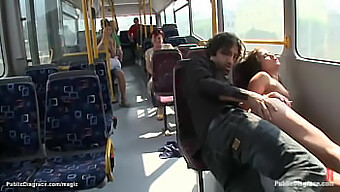 Evropská Žena Se Věnuje Výstřednímu Sexu V Autobuse