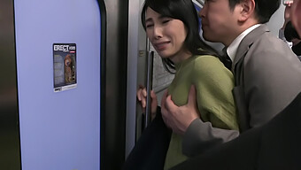 Milf Japonesa Es Humillada Y Follada En Un Tren