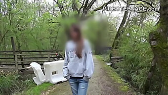 Prima Dată În Fața Camerei: Fete Tinere Își Explorează Sexualitatea