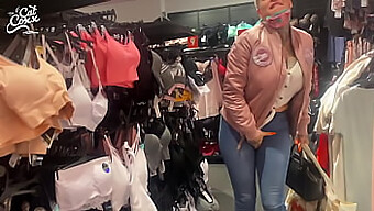 Amateur Milf Laat Haar Kutje Vullen Met Een Op Afstand Bedienbaar Seksspeeltje In Het Openbaar