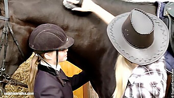 Lesbisch Duo Aneta En Mya Genieten Van Erotisch Poesje Spelen Op Een Ranch