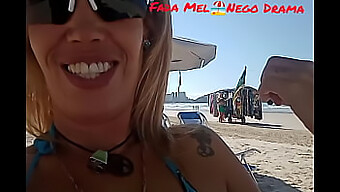 Pov-Video Blondista Bikinipojasta Praia Da Enseadassa