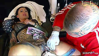 Habilidades Extremas De Tatuagem Oral E De Buceta De Branca De Neve