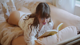 Memikirkan Gurunya Saat Membaca Buku - Riley Reid