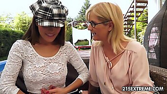 Milf Dominica Phoenix Ve Genç Jennyfer Lezbiyen Öpüşme Seansında