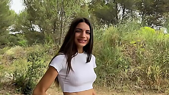 Ragazza Francese Magra Viene Analizzata In Un Video Di Casting