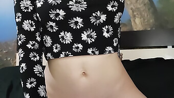 Těsná 18+ Teenka Si To Rozdává S Velkým Penisem