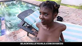 La Caliente Adolescente Negra Daizy Cooper Es Follada Por Detrás Por Su Entrenador De Natación