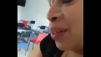 Seksi Bir Öğretmen Bana Bir Oral Seks Yapıyor Ve Çakıl Taşlarının Çıkarılmasına Neden Oluyor